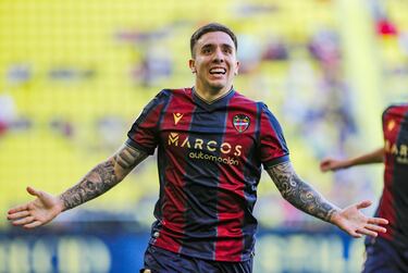 Montiel (Levante)

Otro de los que han llegado como un tiro al momento importante de la temporada es Montiel. El canterano del Rayo hizo ante el Villarreal B el primer doblete de su carrera profesional. Inauguró su cuenta tras un zurdazo, que a pesar de parar Gianni Cassaro, acabó entrando en la portería por la fuerza con la que fue el balón. En el segundo enmendó un error propio, al aprovechar el rechace de un penalti que previamente falló.
