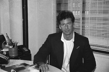 Calvin Richard Klein (1942) es un diseñador de moda estadounidense; cofundador, junto con Barry K. Schwartz, de la compañía Calvin Klein Ltd. en 1968. Fue criado en una comunidad inmigrante de judíos húngaros por parte del padre y austriacos no judíos por parte de la madre, se graduó en el New York's Fashion Institute of Technology en 1962. En 1968 trabajó y adquirió experiencia en Nueva York, al vender abrigos en la Séptima Avenida y revolucionó la moda de la década de 1990 con sus creaciones minimalistas y exentas de adornos superfluos, lo cual representa al hombre y mujer modernos