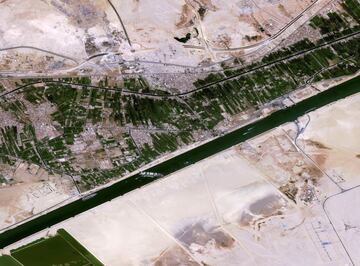 El buque de transporte de mercancías (Ever Given) sigue encallado en el Canal de Suez, un canal navegable situado en Egipto que une el mar Mediterráneo con el mar Rojo, debido a una tormenta de arena y de fuerte viento. Numerosos barcos han quedado atascados debido a una tormenta de arena y de fuerte viento con embarcaciones queriendo cruzar el canal. El Ever Given tiene 400 metros de eslora y pesa 200.000 toneladas sin carga, con capacidad de transportar 20.000 contenedores.

