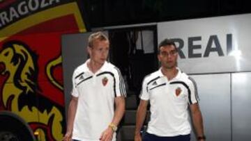 <b>EN MADRID. </b>Jarosik y Obradovic, a la llegada ayer al hotel del Zaragoza, el Hesperia Castellana.