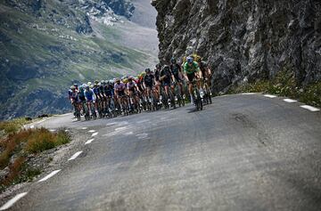 El pelotón durante la duodécima etapa del Tour de Francia 2022.