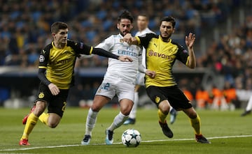 Isco entre Pulisic y Sahin.