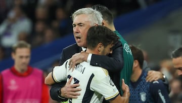 MADRID, 08/11/2023.- El entrenador del Real Madrid, Carlo Ancelotti (i), felicita a Brahim Díaz al ser sustituido durante el partido de la Liga de Campeones que Real Madrid y SC Braga disputan este miércoles en el estadio Santiago Bernabéu, en Madrid. EFE/Kiko Huesca
