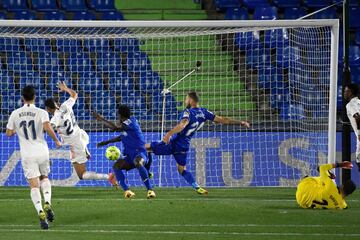 Timor y Djen¨¦ evitaron el gol de Mariano D¨ªaz.