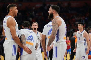 Walter Tavares y Vincent Poirier  celebran la victoria tras finalizar el encuentro.