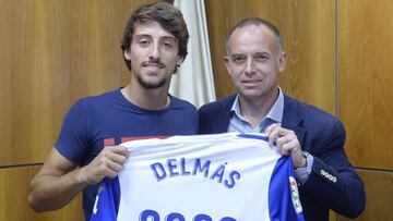 Julián Delmás, junto al presidente Christian Lapetra, tras firmar su renovación hasta 2023.