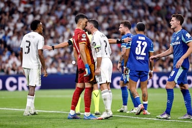 Rifirrafe entre Gerónimo Rulli y el defensa del Real Madrid. Carvajal toca con la frente la cara del portero argentino que se va al suelo. El árbitro Irfan Peljto acude al monitor del VAR, y tras revisar la jugada, muestra la cartulina roja al lateral blanco.