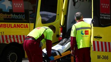 Health workers unload a stretcher with a patient from an ambulance in the emergency unit at 12 de Octubre hospital amid the coronavirus disease (COVID-19) pandemic, in Madrid, Spain, September 4, 2020. REUTERS/Sergio Perez