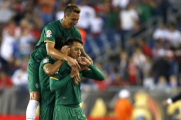 El jugador de la seleccion boliviana Jhasmani Campos, centro, celebra con sus companeros su gol contra Chile durante el partido del grupo D de la Copa America Centenario disputado en el estadio Gillette de Foxborough, Estados Unidos.
10/06/2016
Andres Pina/Photosport***********