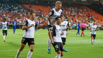 Carlos Soler celebra un gol en Mestalla; el primero de los tres que lleva esta temporada con el Valencia.