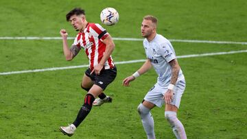 Unai Vencedor pelea ante el Valencia.