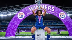 Renard, del Lyon, levanta el trofeo de la Champions Femenina. 