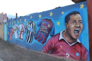 En 2013, un artista local pintó este mural de Alexis Sánchez, junto a todas las camisetas que defendió en su carrera. 