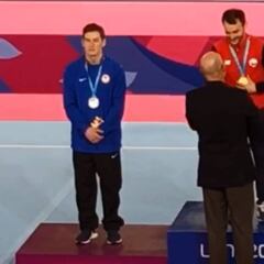 El momento exacto en que González recibió la medalla de oro