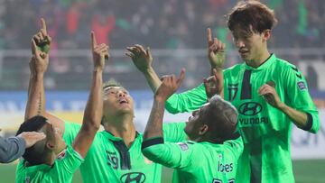 Football Soccer - Jeonbuk Hyundai Motor v Al Ain - The AFC Champions League Final 2016 - 1st leg match - Jeonju, South Korea - 19/11/16  Kim Shin-wook of Jeonbuk Hyundai Motor celebrates with his teammates after winning the match.    Choi Young-su/Yonhap via REUTERS   ATTENTION EDITORS - THIS IMAGE HAS BEEN SUPPLIED BY A THIRD PARTY. SOUTH KOREA OUT. FOR EDITORIAL USE ONLY. NO RESALES. NO ARCHIVE.
