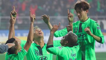 Football Soccer - Jeonbuk Hyundai Motor v Al Ain - The AFC Champions League Final 2016 - 1st leg match - Jeonju, South Korea - 19/11/16 Kim Shin-wook of Jeonbuk Hyundai Motor celebrates with his teammates after winning the match. Choi Young-su/Yonhap via REUTERS ATTENTION EDITORS - THIS IMAGE HAS BEEN SUPPLIED BY A THIRD PARTY. SOUTH KOREA OUT. FOR EDITORIAL USE ONLY. NO RESALES. NO ARCHIVE.