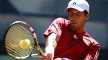 Fernando Verdasco devuelve una bola ante Dolgopolov en el primer partido de la eliminatoria España-Ucrania