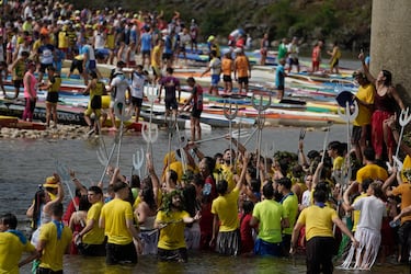Los Tritones antes de la prueba del Descenso Internacional del Sella de piragüismo en Arriondas.
