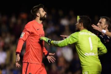 Piqué y Diego Alves.