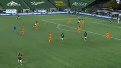 De cabeza: Mora entregó esta asistencia para la victoria del Portland