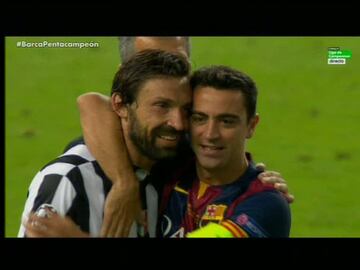 En la final de Champions League de 2015 supuso el adiós al fútbol de alta competición de 2 leyendas como Pirlo y Xavi. El abrazo del catalán sobre el italiano fue un momento muy emotivo.