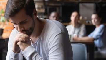 Hombre con miedo a mujeres guapas