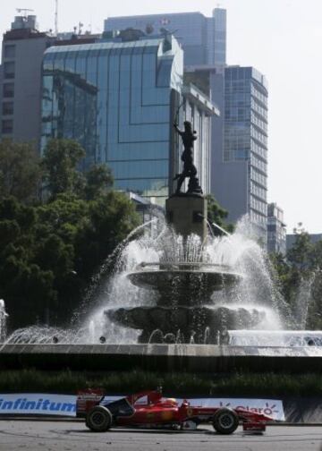 El piloto mexicano Esteban Gutiérrez manejó el monoplaza de Ferrari en el Paseo de la Reforma, la avenida más importante de Ciudad de México, dentro de la exhibición "Scuderia Ferrari Street Demo", misma que promociona el Gran Premio de México, que se correrá el 1 de noviembre