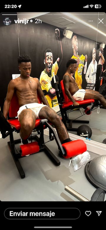 Vinicius, trabajando en el gimnasio que tiene en su casa. 