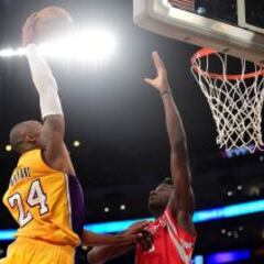 Kobe le regala un póster a Capela, pero los Lakers caen