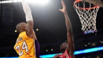 Kobe le regala un póster a Capela, pero los Lakers caen