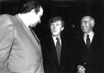 Jesús Gil charla con Emilio Butragueño, una de las figuras del eterno rival, junto al italiano Arrigo Sacchi.