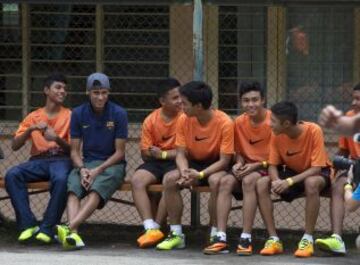 El jugador del Barça, junto a Nike, fue a buscar a un niño a su casa y le acompañó al colegio, donde jugaron un partido con sus amigos.