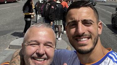 Joselu, con otro aficionado del Real Madrid, en París el día de la final de la Champions de 2022 contra el Liverpool.