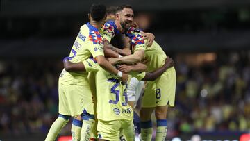 MEX380. CIUDAD DE MÉXICO (MÉXICO), 15/07/2023.- Los jugadores del América celebran un gol contra Puebla, durante un partido por la jornada 3 del torneo Apertura 2023 de la Liga MX, disputado en el estadio Azteca, en Ciudad de México (México). EFE/Sáshenka Gutiérrez
