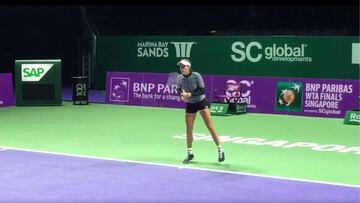 Garbiñe Muguruza entrena en Singapur para preparar las Finales WTA.