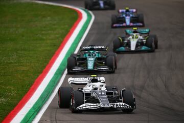 Yuki Tsunoda y Lance Stroll de Canad¨¢ en pista durante el Sprint antes del Gran Premio de F1.