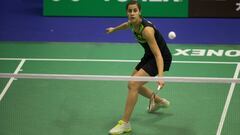 La espa&ntilde;ola Carolina Mar&iacute;n devuelve la pluma a la japonesa Minatsu Mitani durante el partido que enfrent&oacute; a ambas en el Abierto de b&aacute;dminton de Hong Kong.