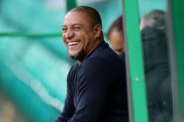 Roberto Carlos, ex jugador de Real Madrid sigue desde el banquillo la sesi¨®n de entrenamiento del equipo blanco, antes de su partido del grupo F de la Liga de Campeones de la UEFA contra el Celtic FC en Celtic Park.