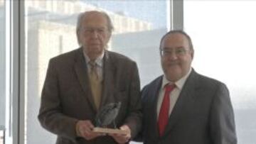 EN LA REDACCIÓN DE L'EQUIPE. Alfredo Relaño, en París para entregar el Premio AS a Jacques Ferran.