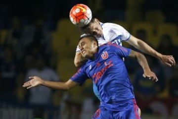 El jugador de Universidad Catolica Alfonso Parot, derecha, disputa el balon con Juan Leiva de Universidad de Chile durante el partido de Super Copa en el estadio Ester Roa de Concepcion, Chile.