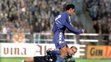 Raúl, en su partido de debut con el Real Madrid en La Romareda.