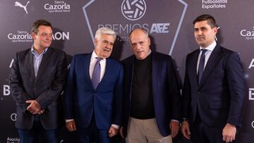 Francos (CSD), Rocha (RFEF), Tebas (LaLiga) y David Aganzo (AFE) posan juntos en la gala del sindicato.