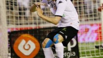 <b>DEDICATORIA. </b>El Guaje buscó la cámara de televisión para celebrar así su gol de anoche.