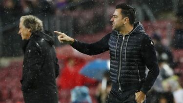 Xavi, dando instrucciones al Barça.