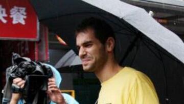 Calderón, ayer con paraguas.