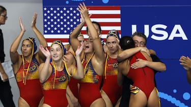 El equipo español de waterpolo celebra su medalla de bronce en el Mundial de Singapur.