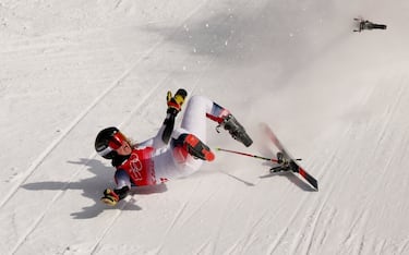 Nina O’Brien sufrió una espeluznante caída en el eslalon gigante femenino en los Juegos de Invierno de Pekín. La estadounidense tropezó con la última puerta del recorrido y se le cruzaron los esquís antes de salir despedidos, lo que le hizo caer al suelo y cruzar la meta gritando de dolor. En la imagen se ve su pierna izquierda girada 90 grados.