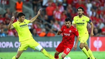 Beer Sheva (Israel), 15/09/2022.- Cuenca Barreno (L) of Villarreal in action against Magomed Suleymanov (C) of Hapoel Beer-Sheva during the UEFA Europa Conference League group C soccer match between Hapoel Beer-Sheva and Villarreal CF in Beer Sheva, southern Israel, 15 September 2022. EFE/EPA/ABIR SULTAN
