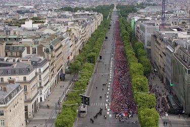 Los parisinos celebran por todo lo alto la Champions del PSG. Cientos de personas esperan el autobús de su equipo para festejar con ellos su primera Champions League.
