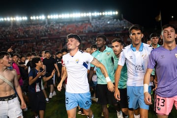 Los jugadores del conjunto blanquiazul celebran el ascenso. El Málaga es nuevo equipo de Segunda División.